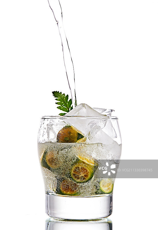 透明玻璃被装的满是冰块清凉解暑的碳酸饮料图片素材
