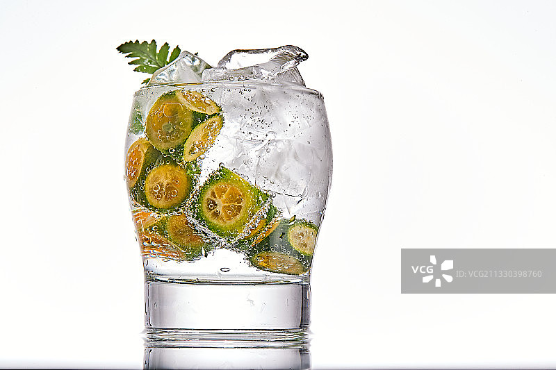 透明玻璃被装的满是冰块清凉解暑的碳酸饮料图片素材