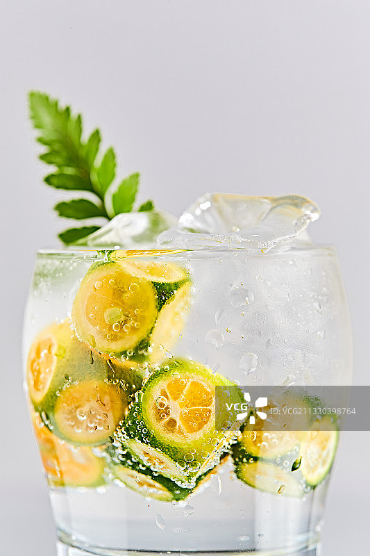 透明玻璃被装的满是冰块清凉解暑的碳酸饮料图片素材