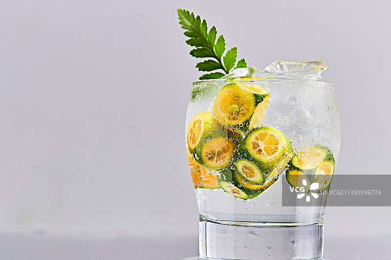 透明玻璃被装的满是冰块清凉解暑的碳酸饮料图片素材