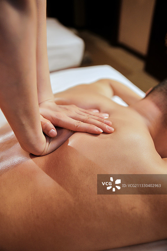 专业的按摩技师为顾客进行保健按摩图片素材