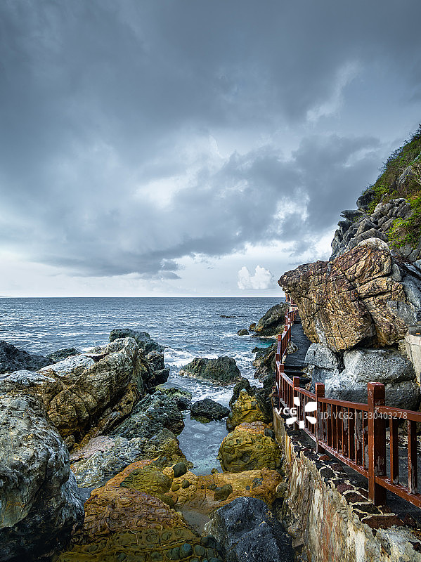 三亚大东海景区悬崖峭壁木栈道图片素材