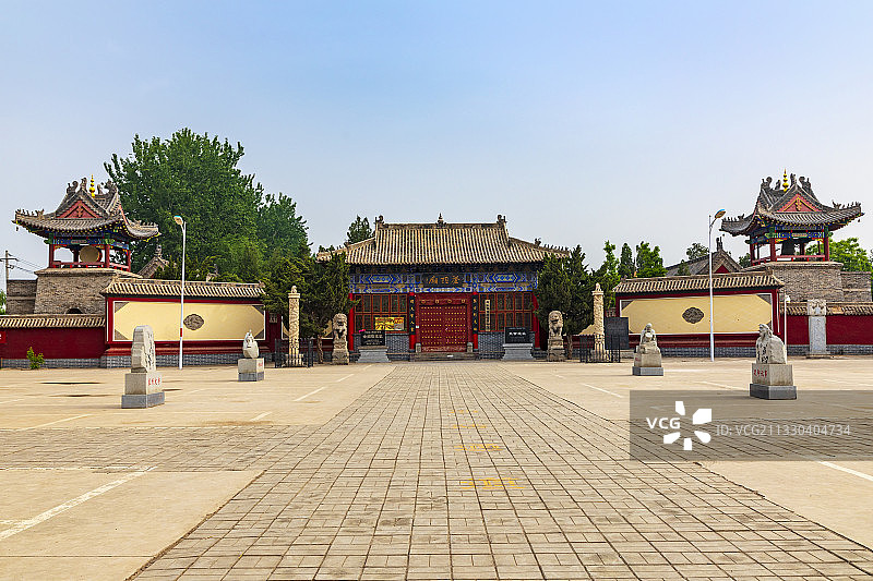 河南省濮阳市南乐县仓颉庙广场上仓颉造字雕塑图片素材