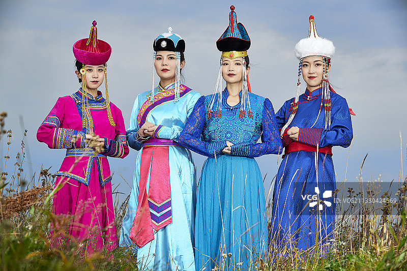 草原上穿着蒙古族传统服饰的少女们图片素材
