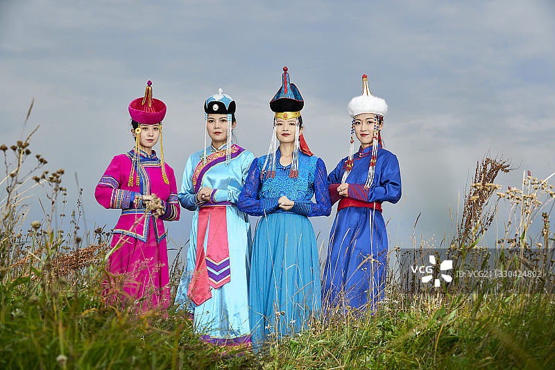 草原上穿着蒙古族传统服饰的美丽少女们图片素材