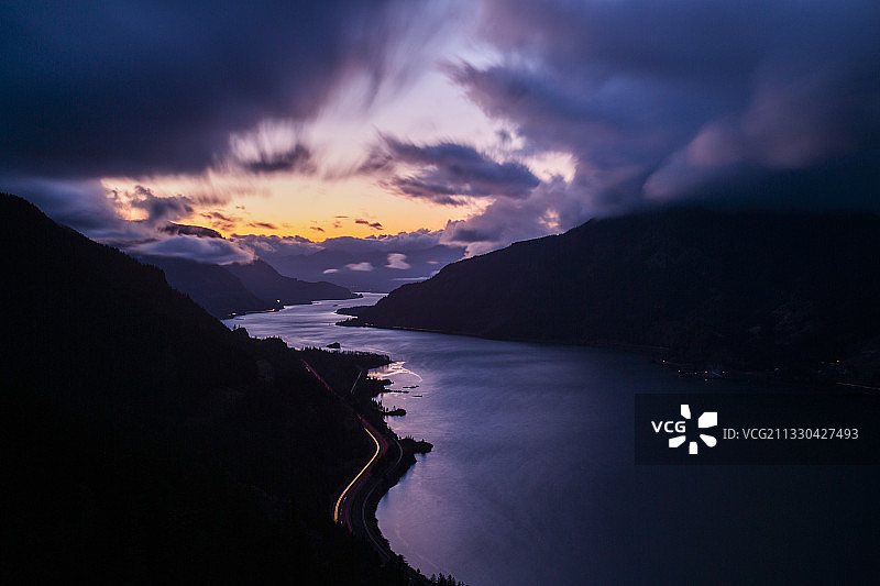 阴天傍晚从俄勒冈州胡德河附近观景点看到的哥伦比亚河峡谷图片素材