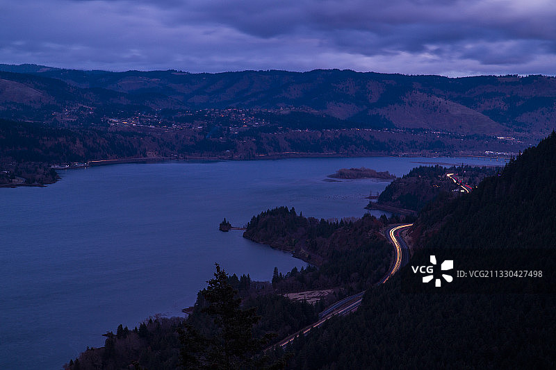 阴天傍晚从俄勒冈州胡德河附近观景点看到的哥伦比亚河峡谷图片素材