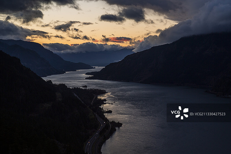 阴天傍晚从俄勒冈州胡德河附近观景点看到的哥伦比亚河峡谷图片素材