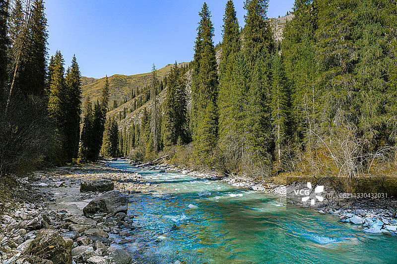 伊犁夏塔古道峡谷中穿过的潺潺溪流，水天然呈蓝绿色，静静流淌图片素材