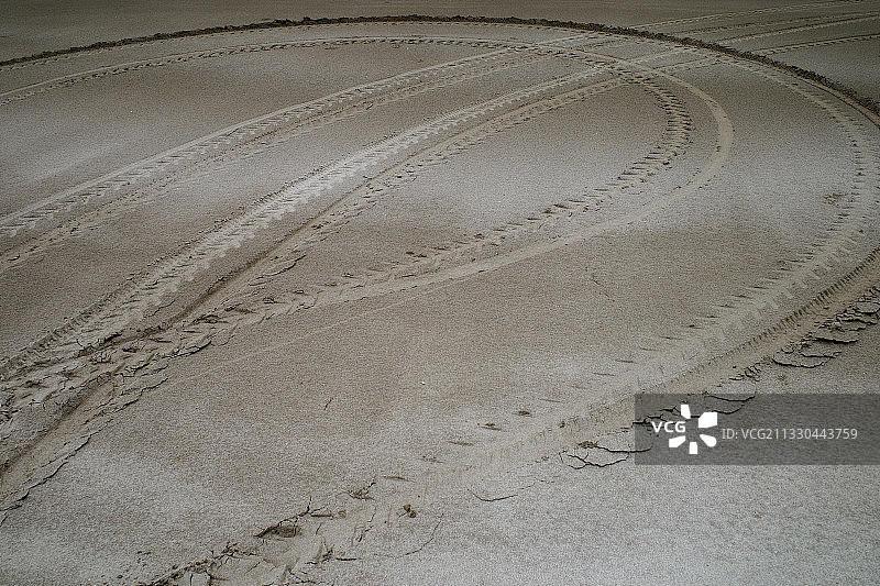 沙滩上的轮胎轨迹图片素材