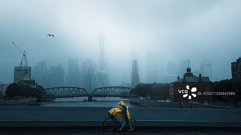 下雨天的上海乍浦路桥图片素材