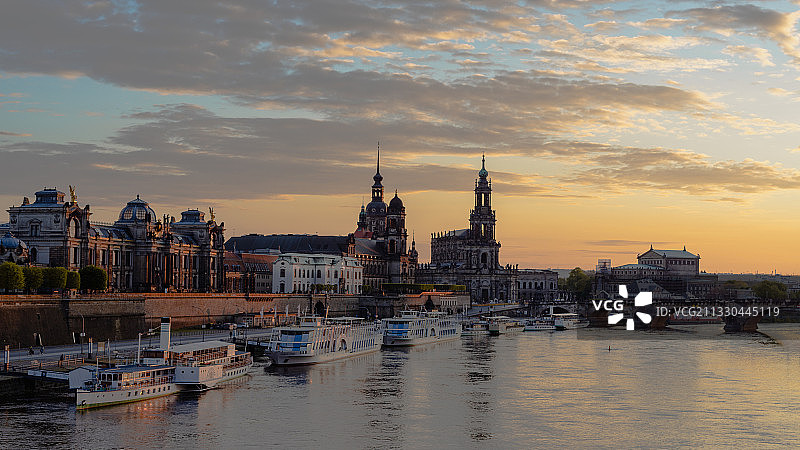 德国萨克森州德累斯顿易北河畔夕阳停泊的邮轮和18世纪欧式建筑图片素材