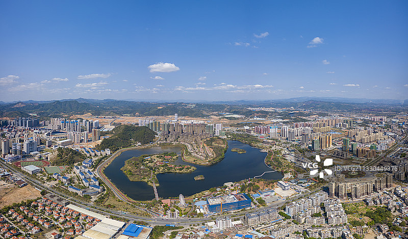 广西梧州蔚蓝天空山城如画图片素材