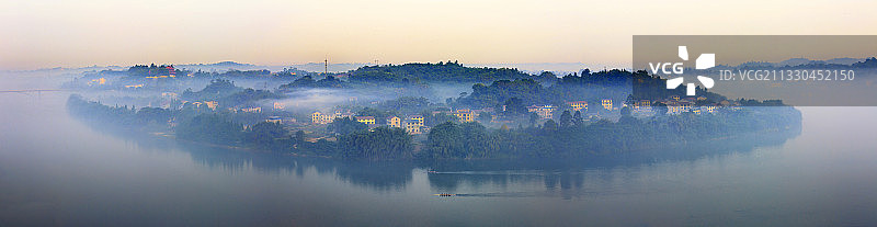 晨雾中的武胜永寿寺半岛图片素材