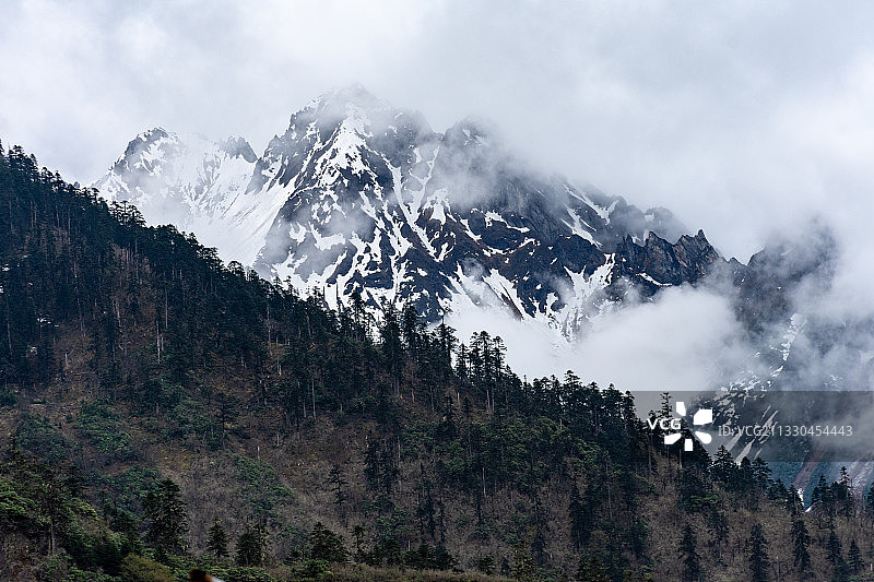 阴天梅里雪山的图片素材