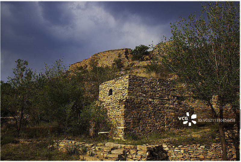 夕阳映照下的一座废弃古民居图片素材