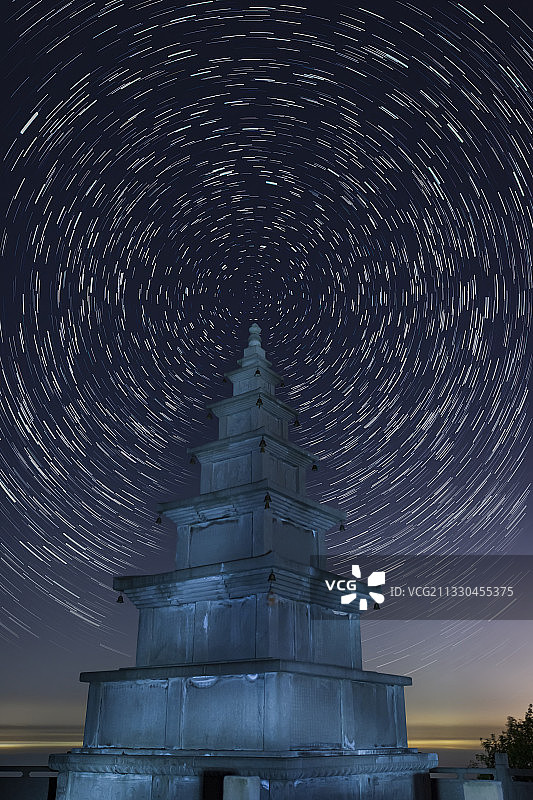 佛塔与星轨图片素材