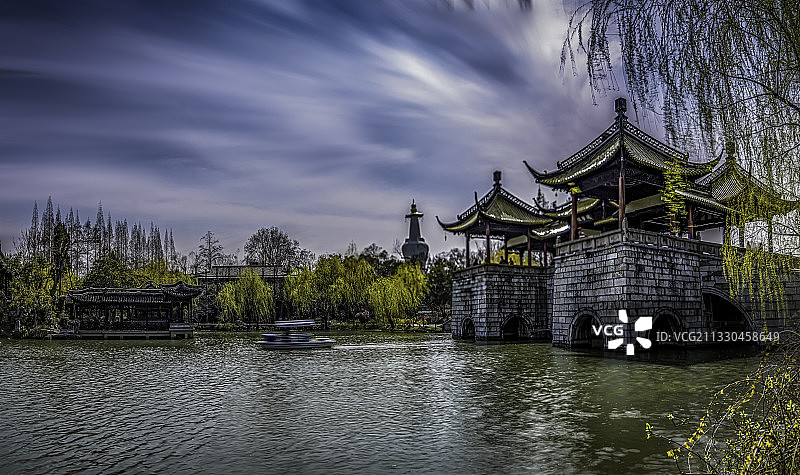 瘦西湖 五亭桥边不旦柳烟花雨，还有云烟尽风流图片素材