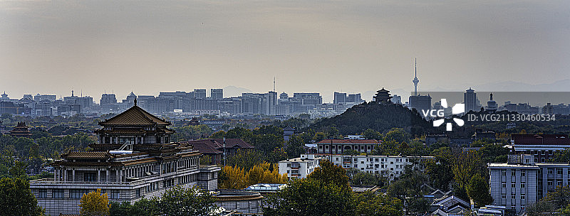 黄昏中北京西边天际线，前景是国家美术馆，背景是景山公园和白塔图片素材