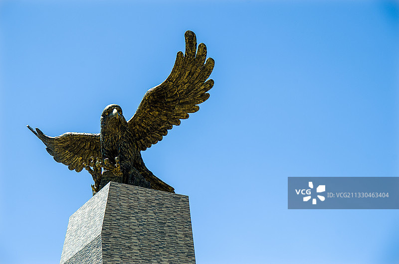 新疆伊犁夏塔古道大门老鹰雕塑图片素材