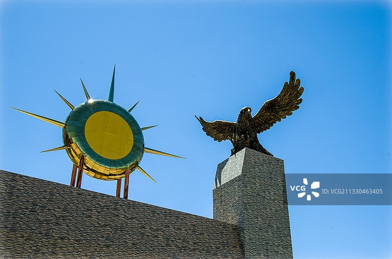 新疆伊犁夏塔古道大门老鹰雕塑图片素材