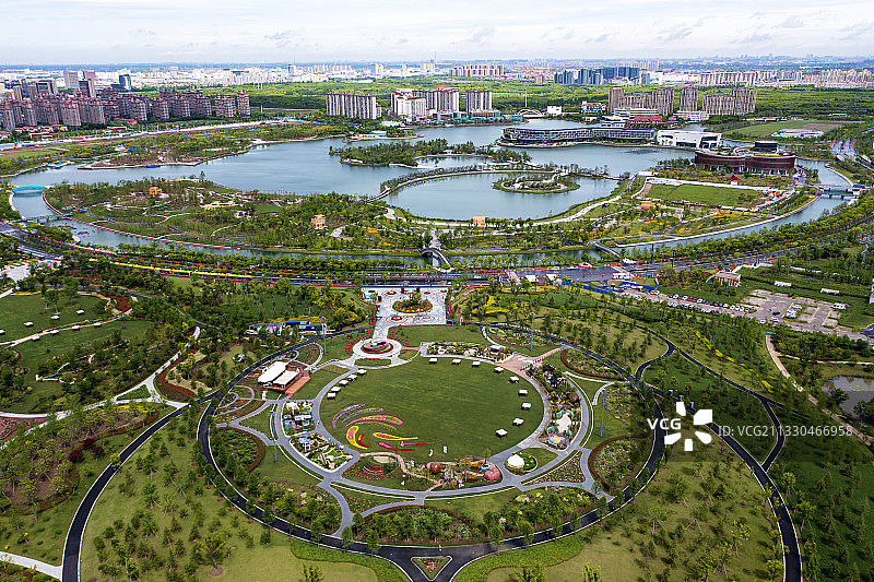 航拍奉贤上海之鱼泡泡公园花开金海湖图片素材