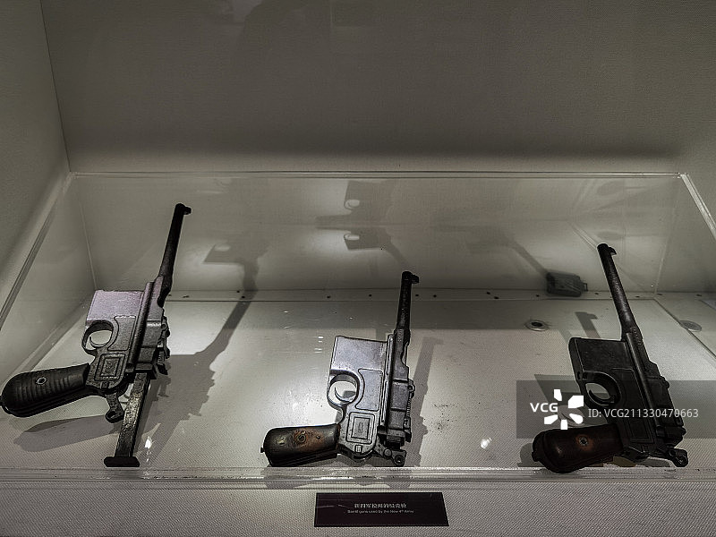 安徽宣城市泾县云岭新四军军部旧址，大会堂陈列展-驳壳枪图片素材