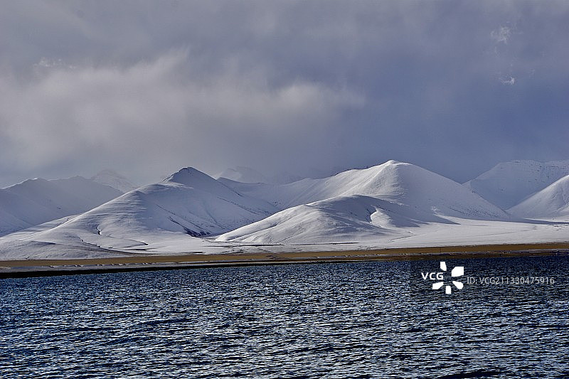 静静的纳木措和念青唐古拉山图片素材
