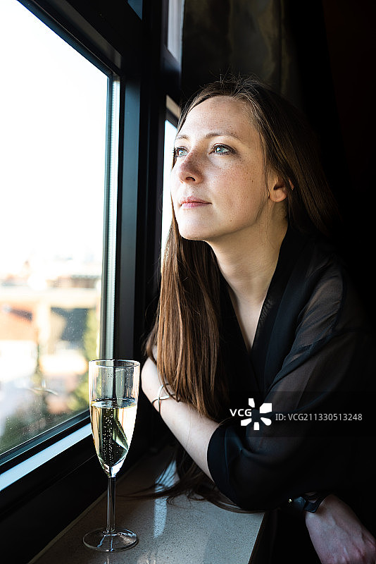 在比利时耶特区餐厅里望向窗外的女人图片素材