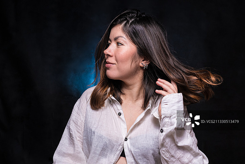 乌克兰工作室里的美丽女子图片素材