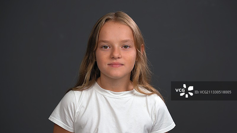 黑色背景前的女孩肖像图片素材