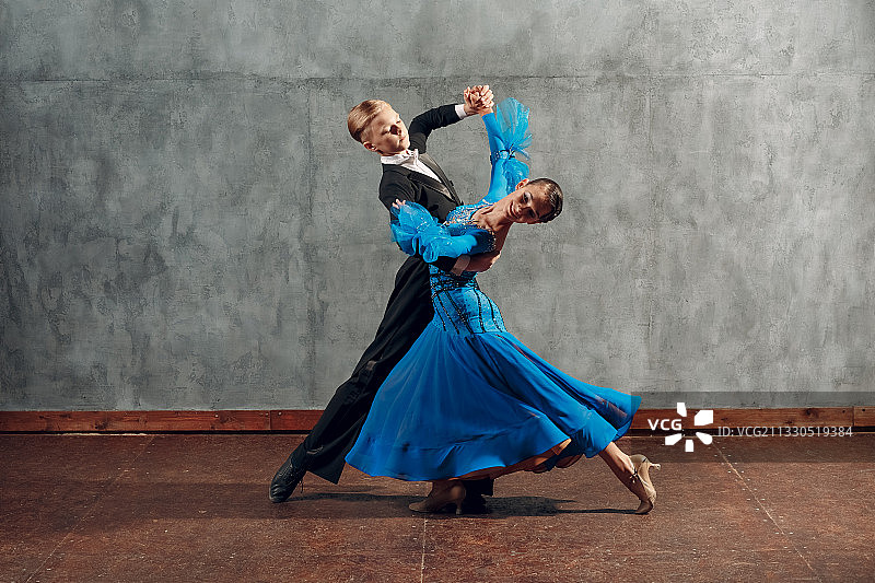 年轻夫妇在舞厅跳慢华尔兹图片素材