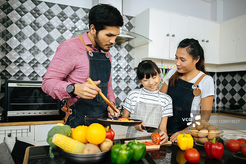 一家人在家里的厨房准备食物图片素材