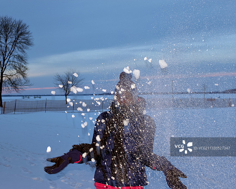 年轻女人在美国威斯康星州麦迪逊的雪地上玩耍图片素材