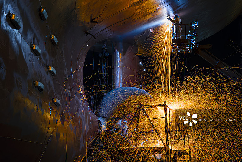 焊花飞舞耀船台图片素材