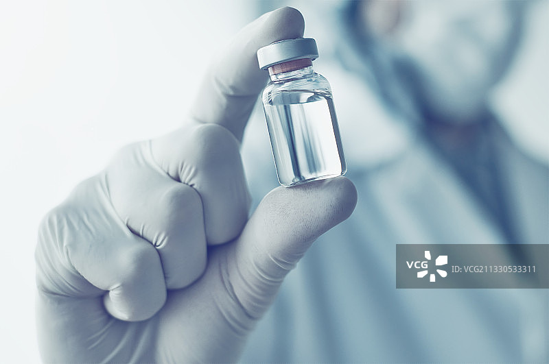 医生手持疫苗瓶，塞尔维亚图片素材