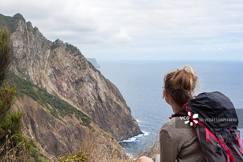 女人望着天空下的海面图片素材