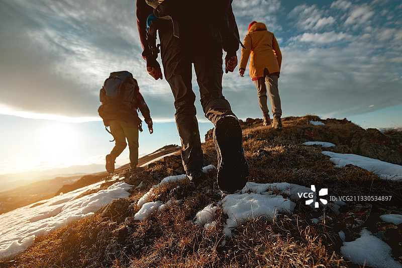 山顶游客合影特写照片图片素材