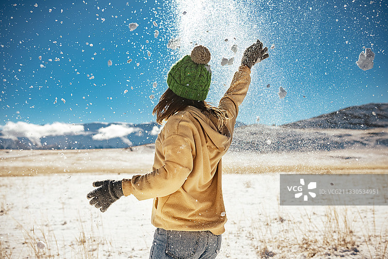 快乐女孩在雪地里玩耍图片素材