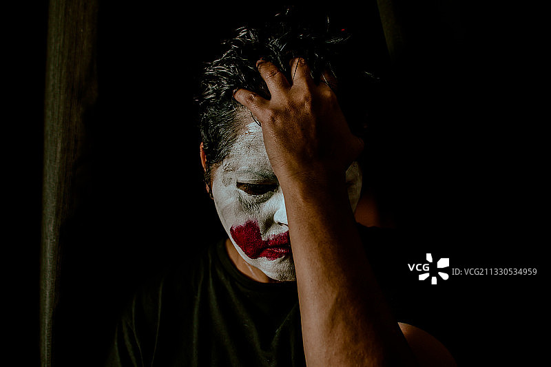 黑色背景下中年妇女脸部彩绘特写图片素材