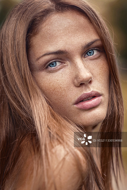 年轻女人特写肖像图片素材