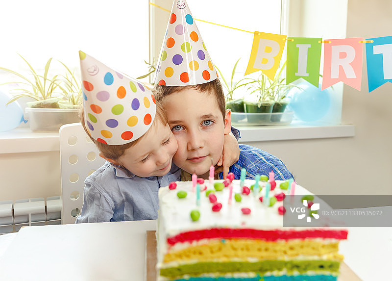 可爱的兄弟姐妹在家庆祝生日图片素材