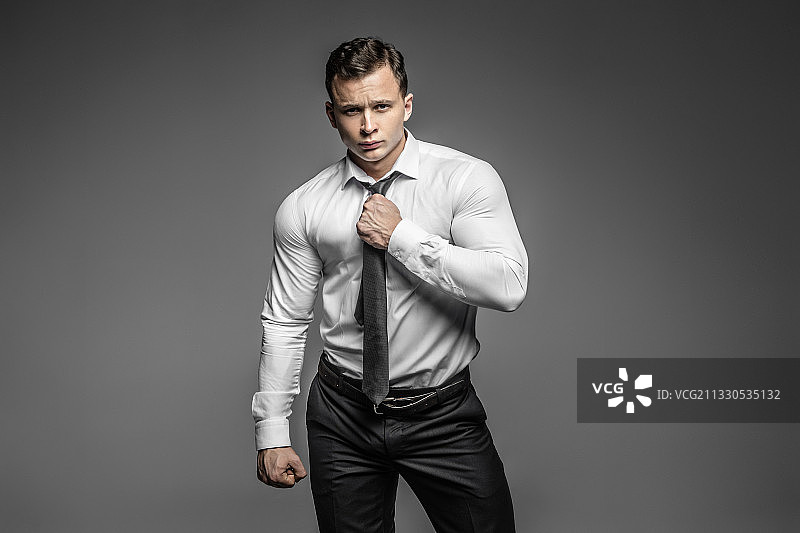 戴着拳击手套的年轻男人图片素材