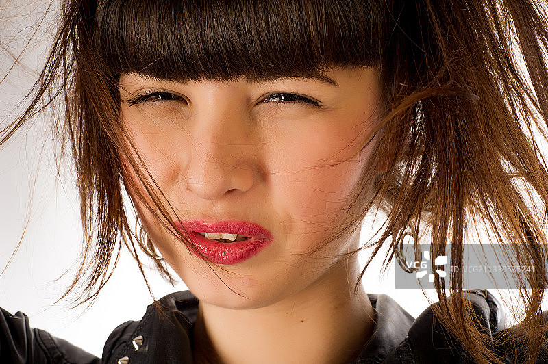 白色背景下的年轻女子特写肖像图片素材