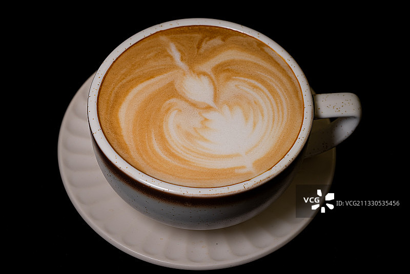 黑色背景下的卡布奇诺咖啡俯视图图片素材