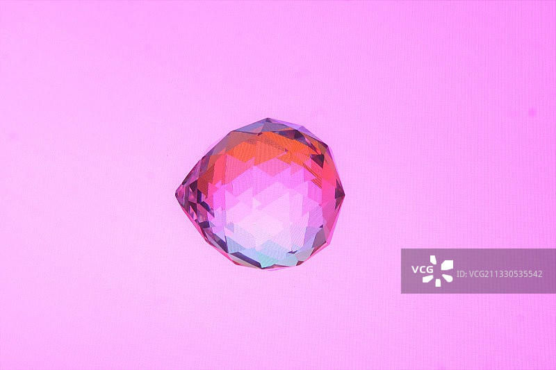 粉色背景上的水晶特写图片素材
