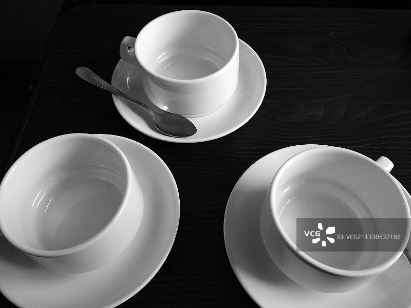 桌子上空咖啡杯的高角度视图图片素材