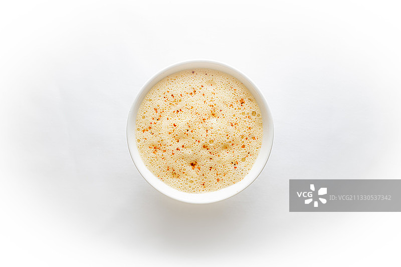 白色背景上的玻璃杯饮品俯视图图片素材