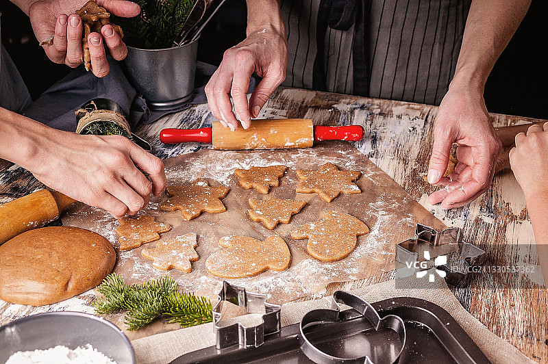 母亲和孩子们一起准备圣诞姜饼图片素材