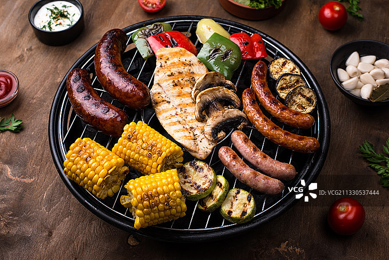 高角度的食物在桌子上图片素材